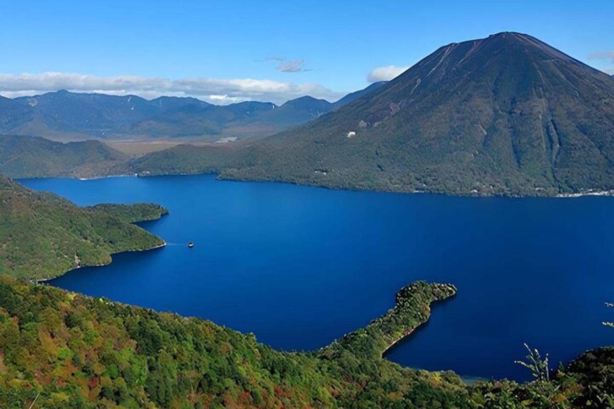 pohled na jezero před horou