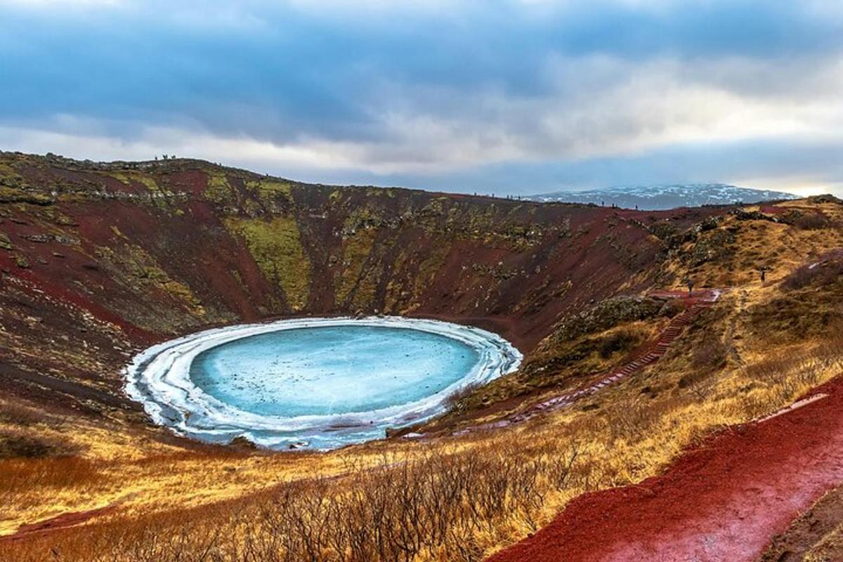 ein blauer See mitten auf einem Hügel