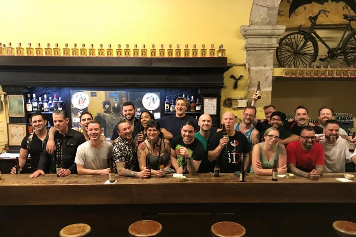 un grup de oameni care stăteau în spatele unui bar