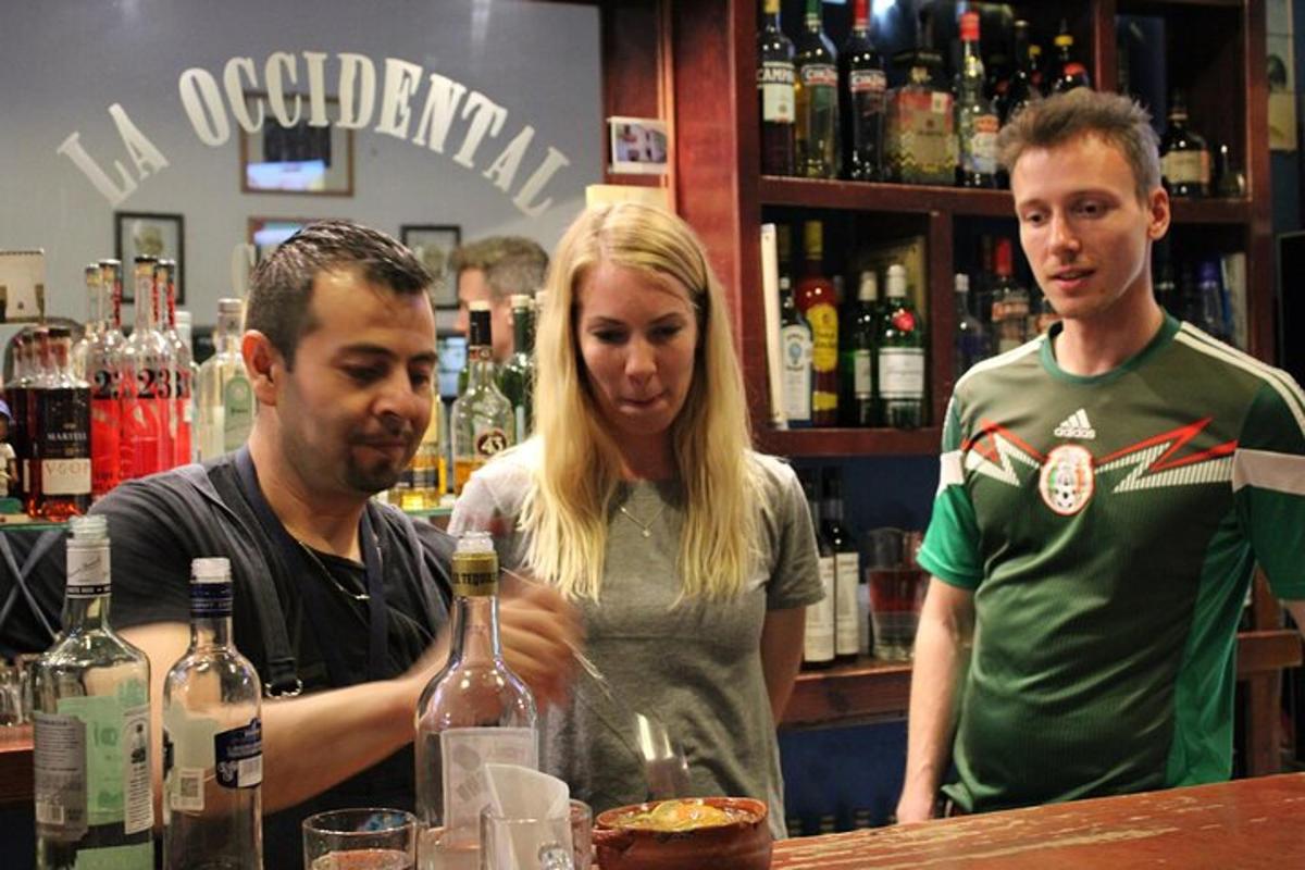 un grup de oameni care stăteau la un bar
