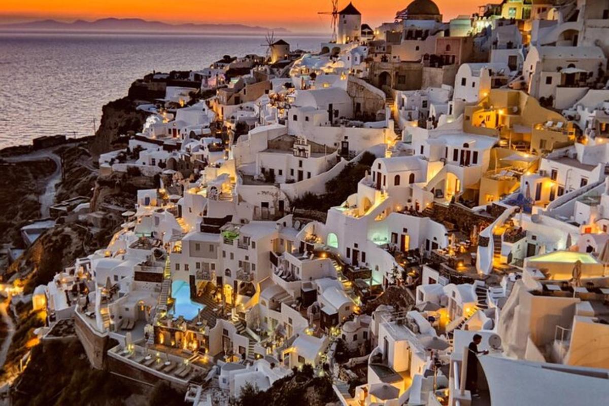 Pogled na mesto Santorini ob sončnem zahodu