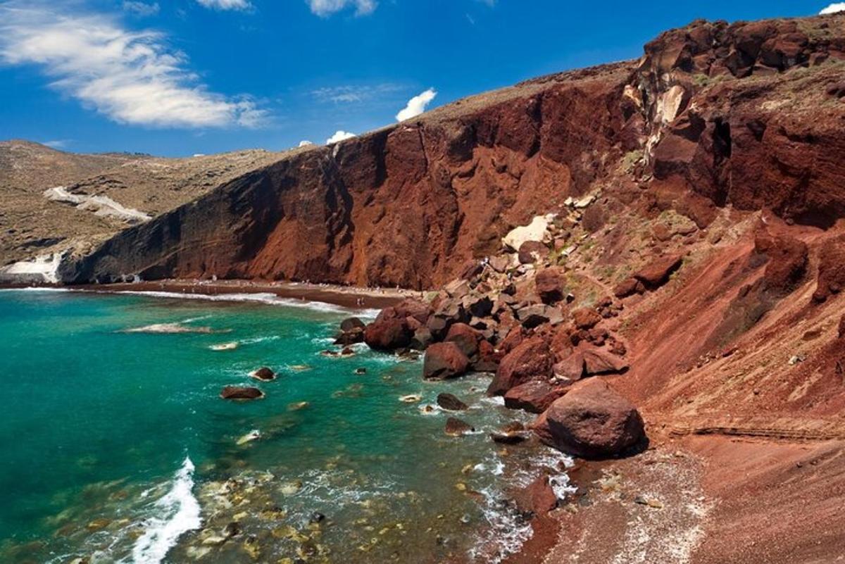 plaža s skalami in vodo ter gora