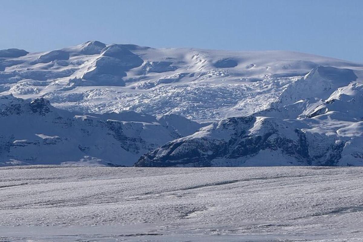 una montagna innevata di fronte a un pendio innevato