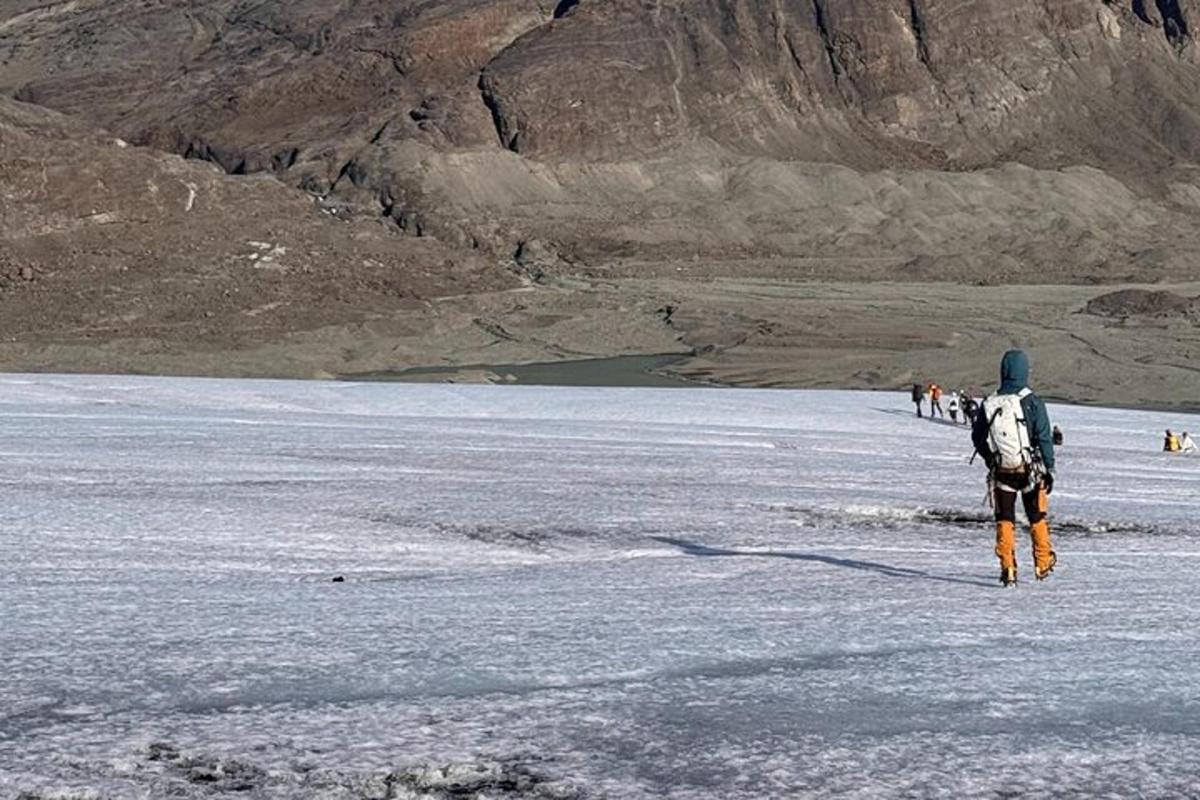 una persona a cavallo che cammina attraverso uno specchio d'acqua