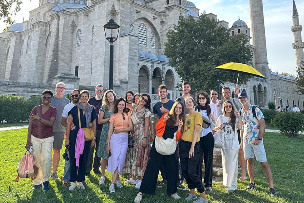 bir binanın önünde duran bir grup insan
