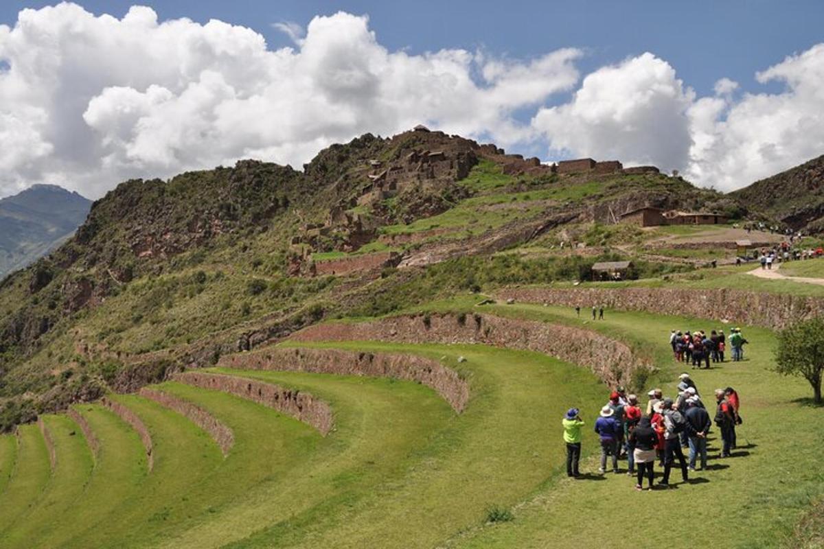 un gruppo di persone che camminano giù per una collina