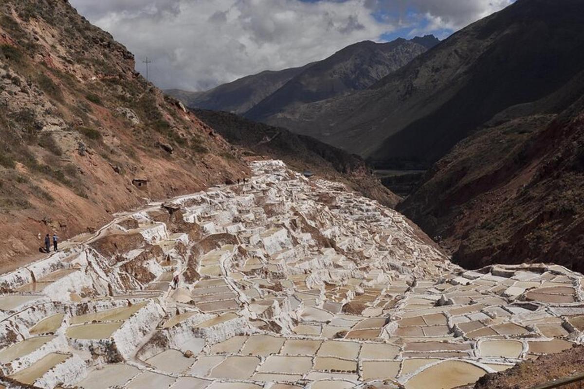 Un gran campo de piedras en la ladera de una montaña
