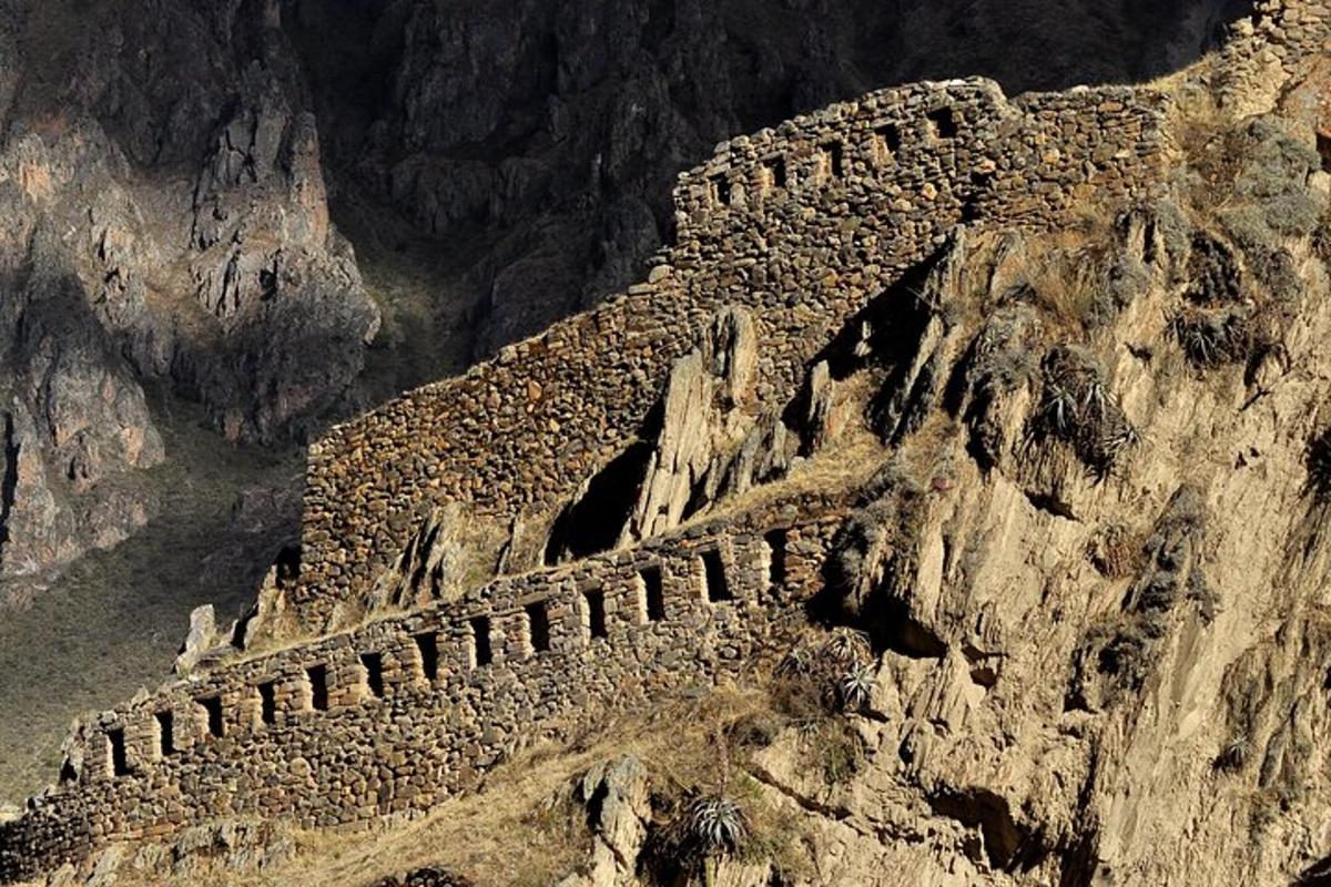 illustrazione di un muro di pietra sul fianco di una montagna