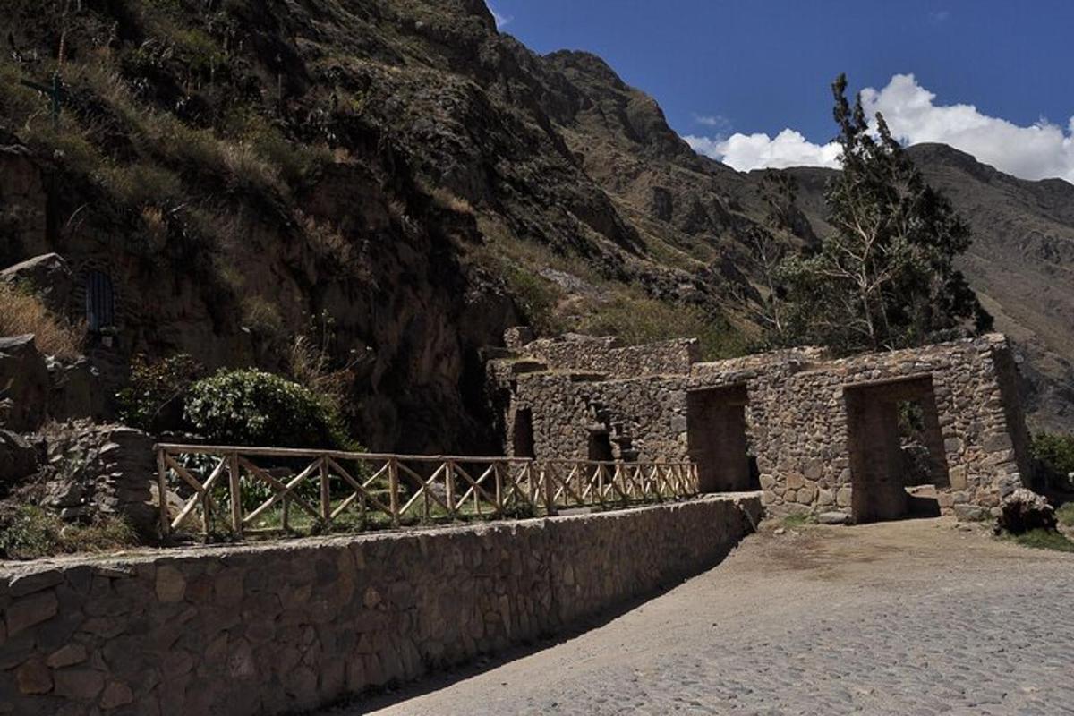 un edificio de piedra en la ladera de una montaña