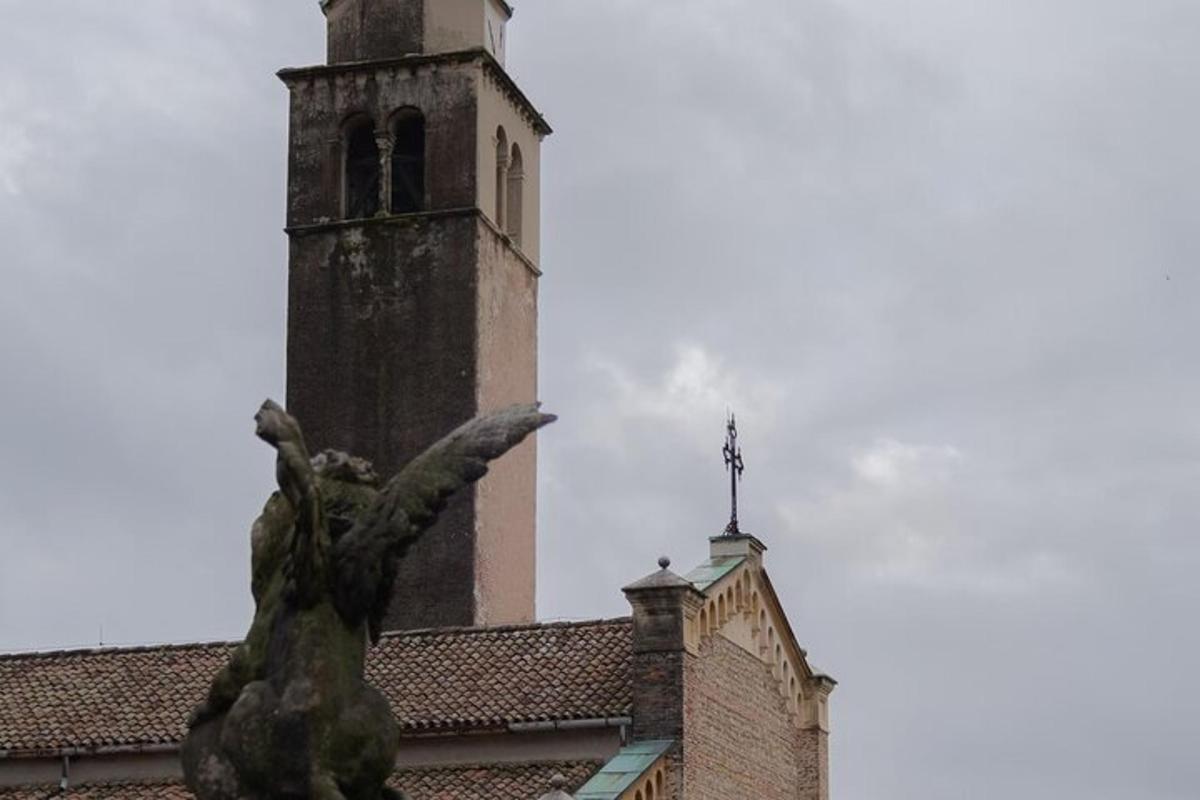 um edifício com uma torre do relógio e uma estátua
