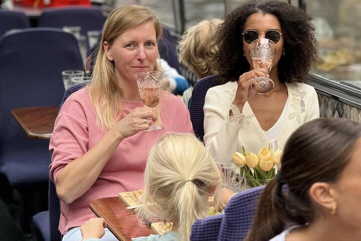 Dos mujeres y una niña sosteniendo copas de vino
