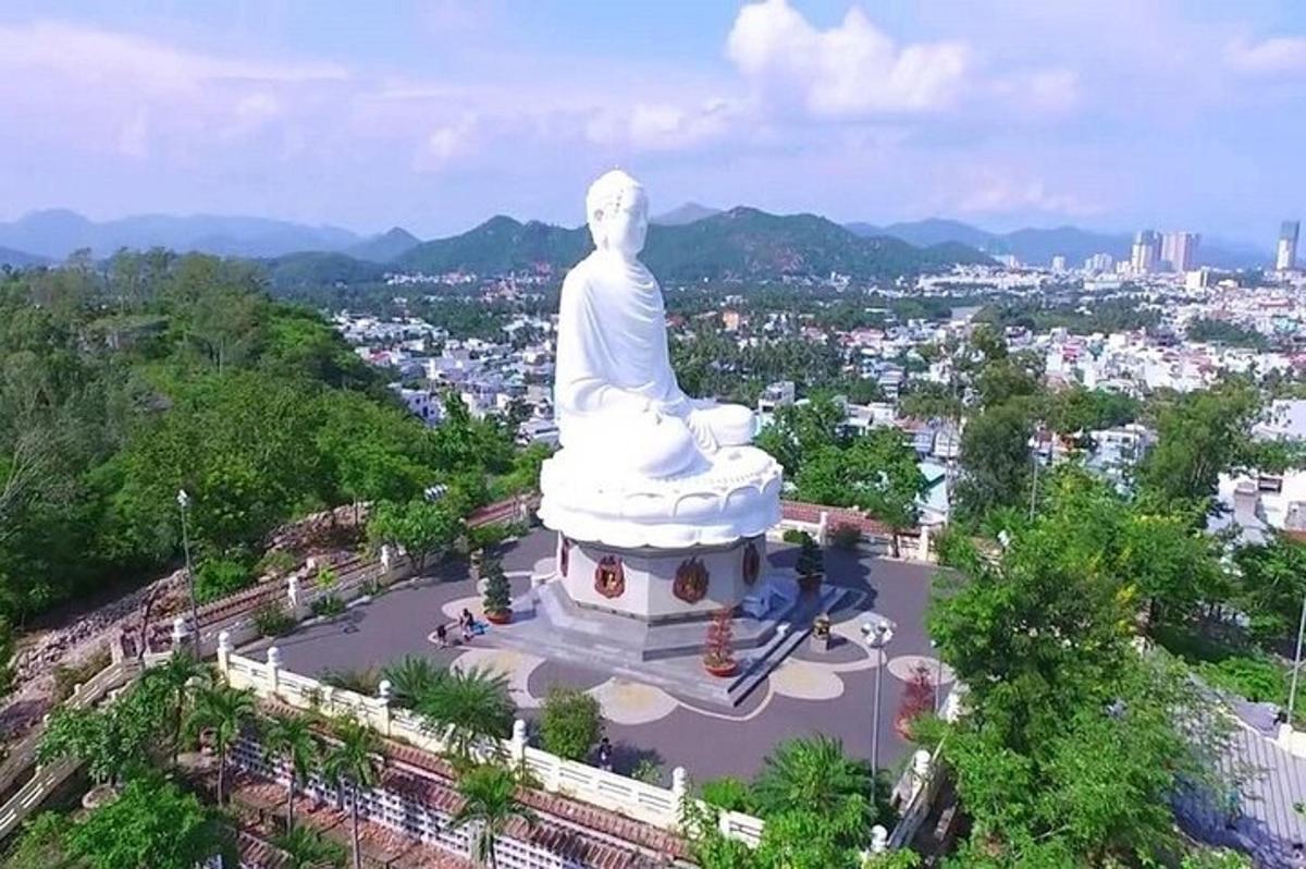 patung putih besar di taman dengan bandar