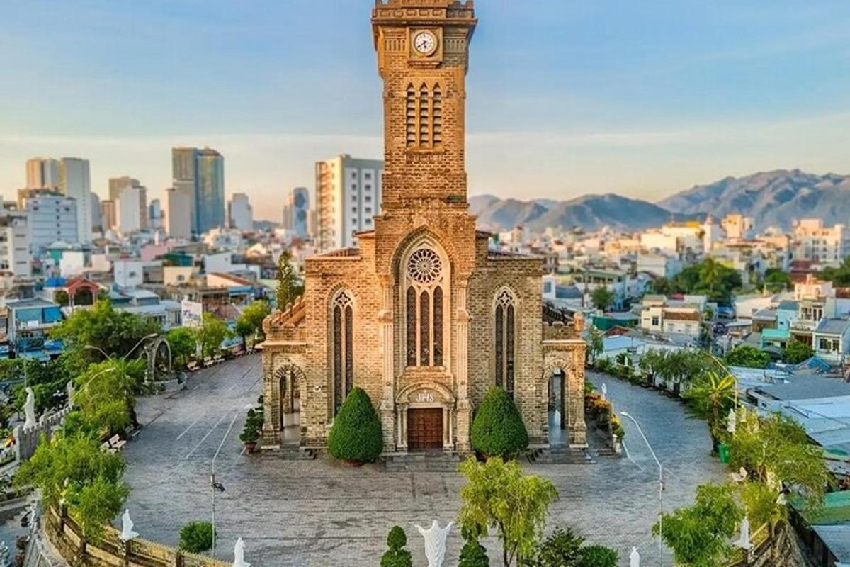 sebuah gereja lama dengan menara jam di hadapan sebuah bandar