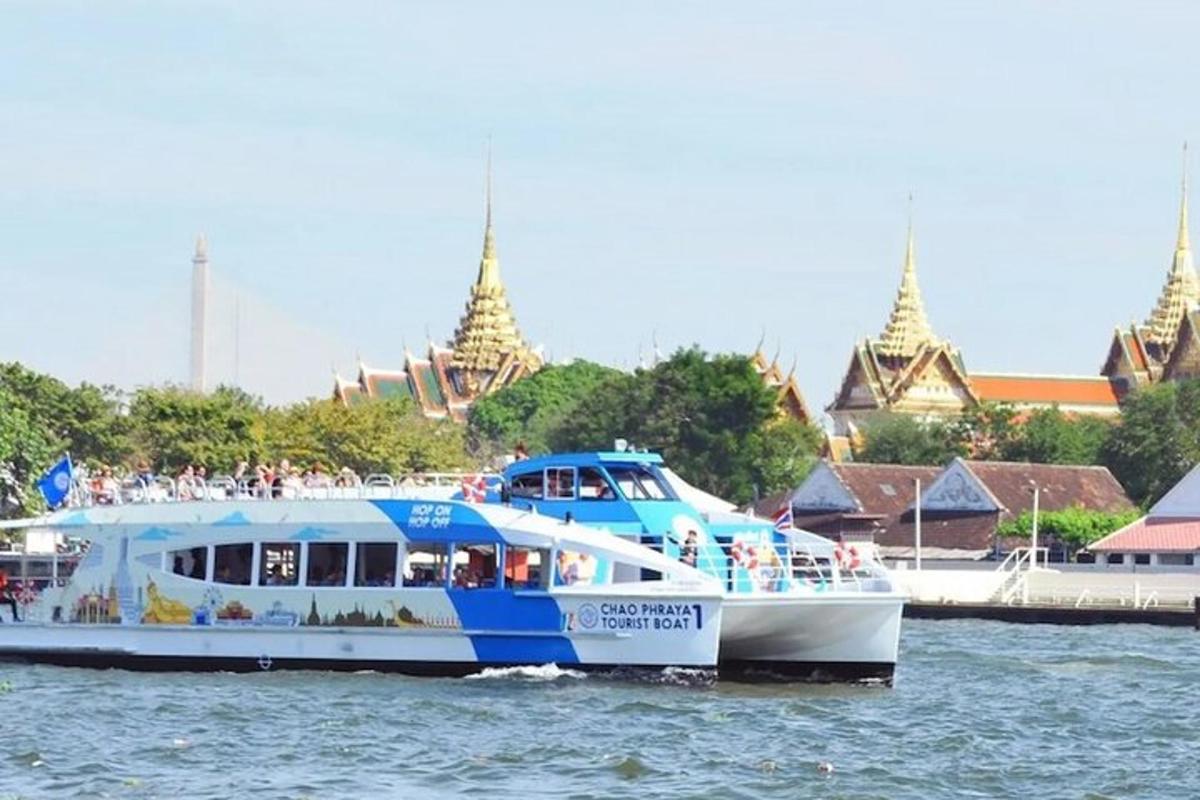 um grande barco azul e branco na água