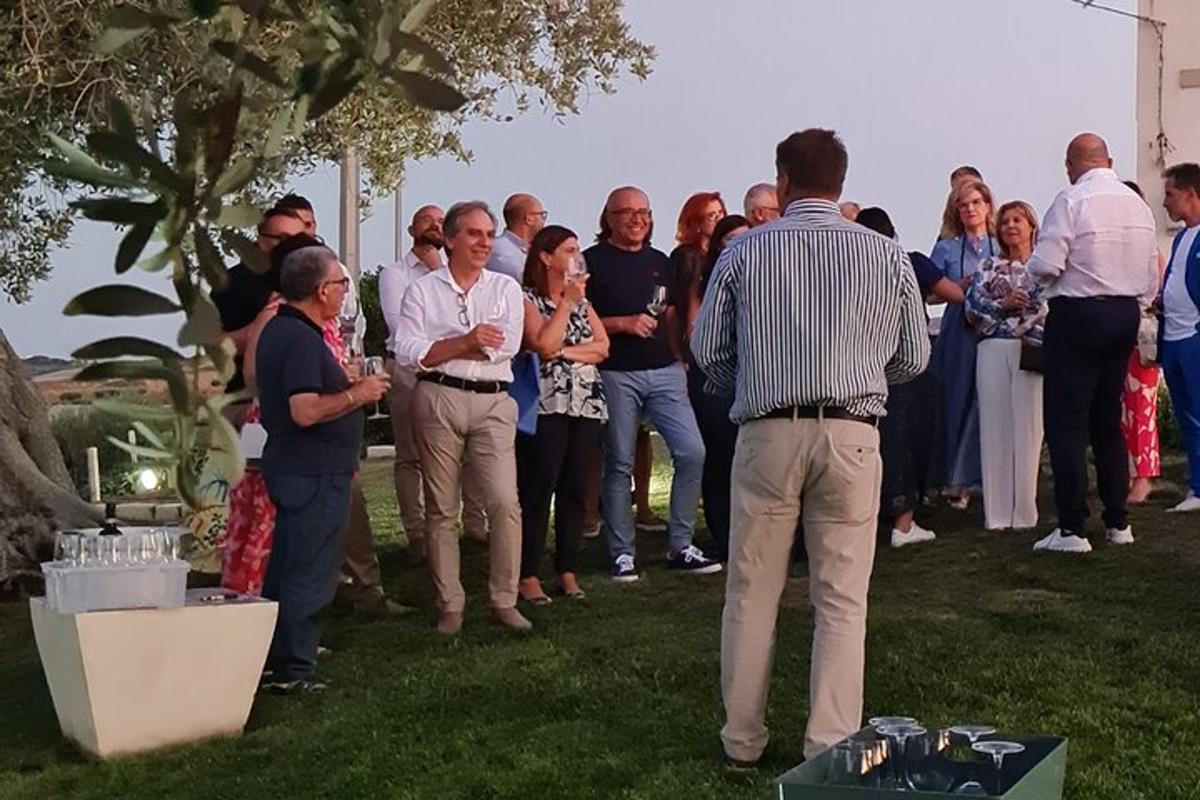 grupp inimesi, kes seisavad rohus ringi