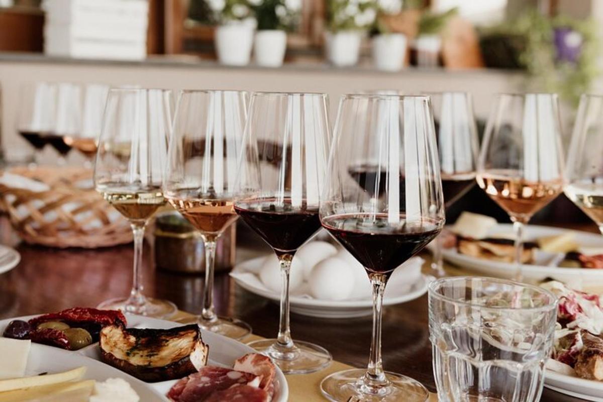 um grupo de taças de vinho sobre uma mesa com comida