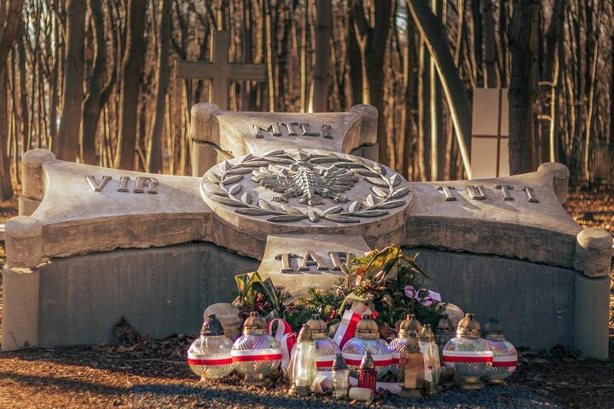 una panchina di pietra con decorazioni natalizie sopra