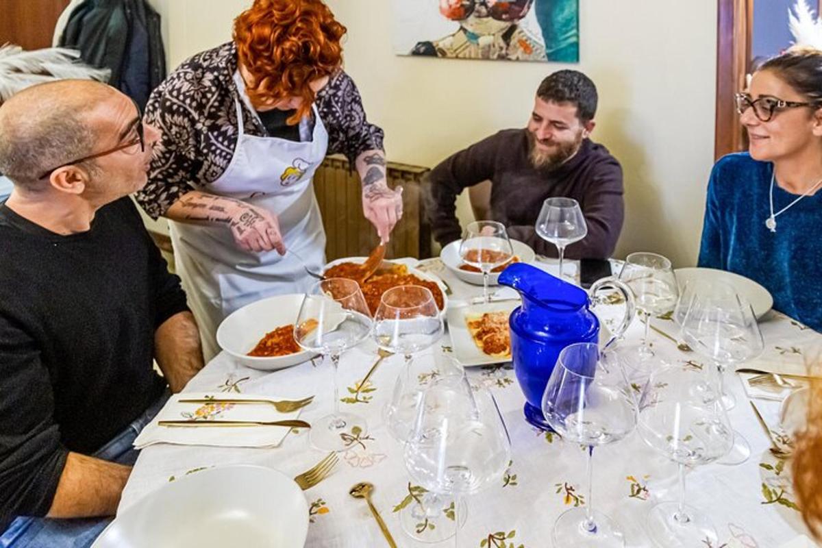 skupina lidí sedících kolem stolu s vinnými sklenicemi