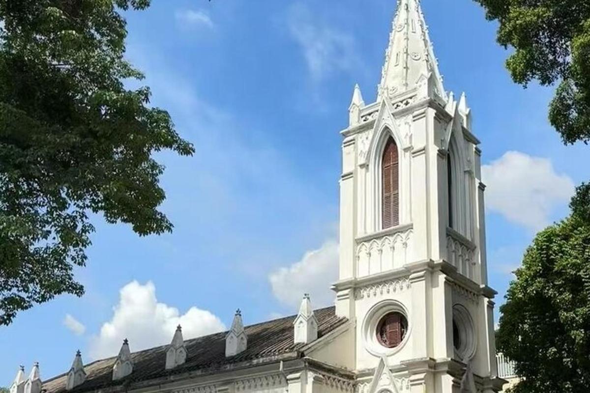 biały budynek z wieżą i zegarem na niej
