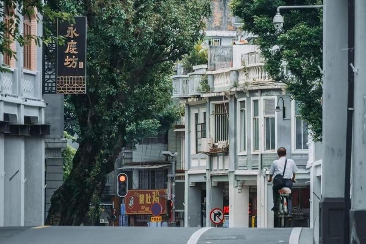 一名男子骑着自行车沿着城市街道行驶