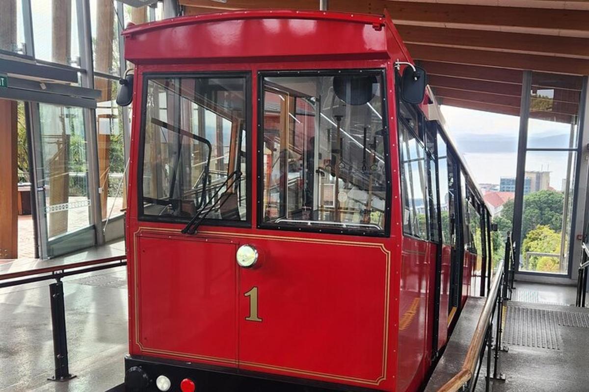 rdeč tramvaj parkiran v stavbi