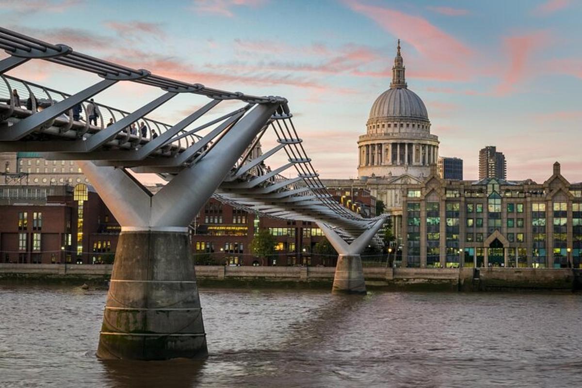 un ponte sull'acqua di fronte a un edificio