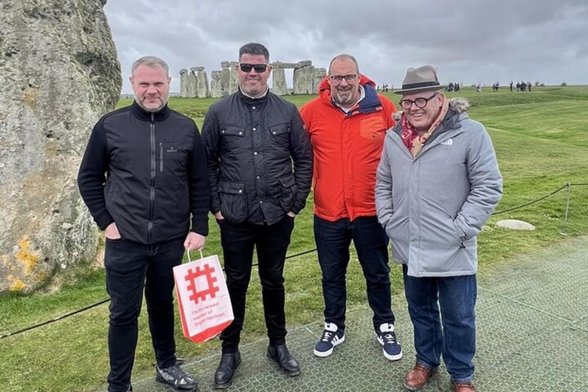 um grupo de pessoas posando para uma foto em frente a um castelo