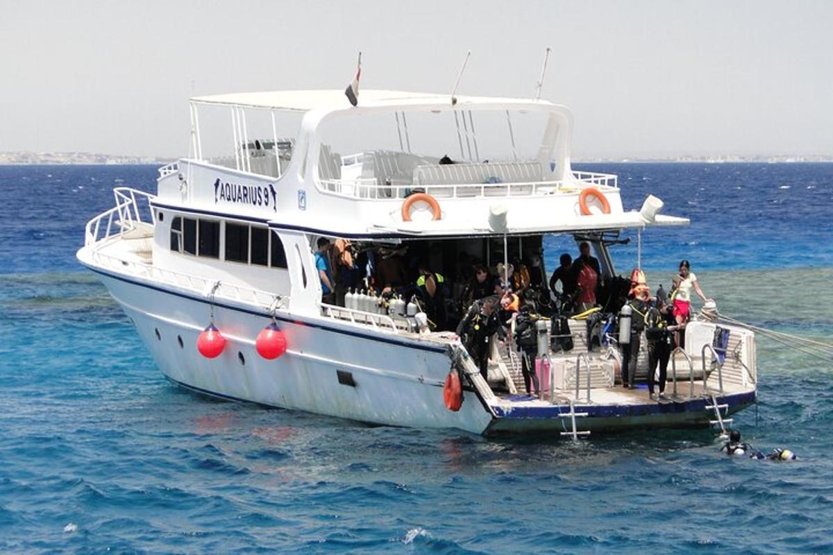un gruppo di persone su una barca in acqua