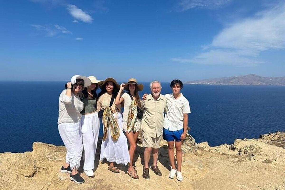 Un grupo de personas de pie en la cima de un acantilado