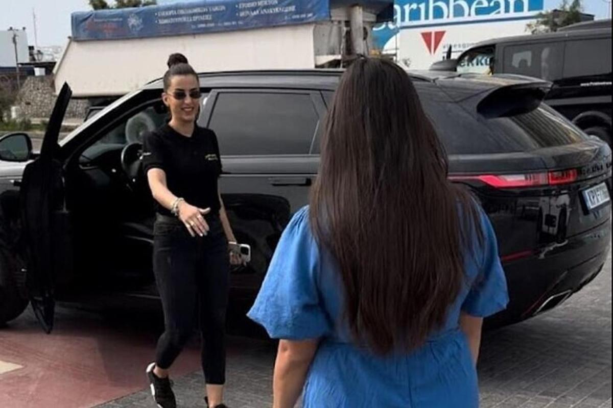 Dos mujeres paradas frente a un coche