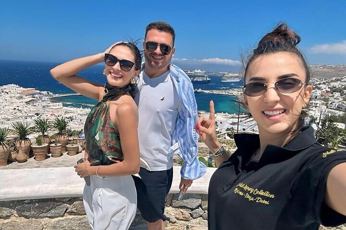 moški in dve ženski pozirajo za sliko