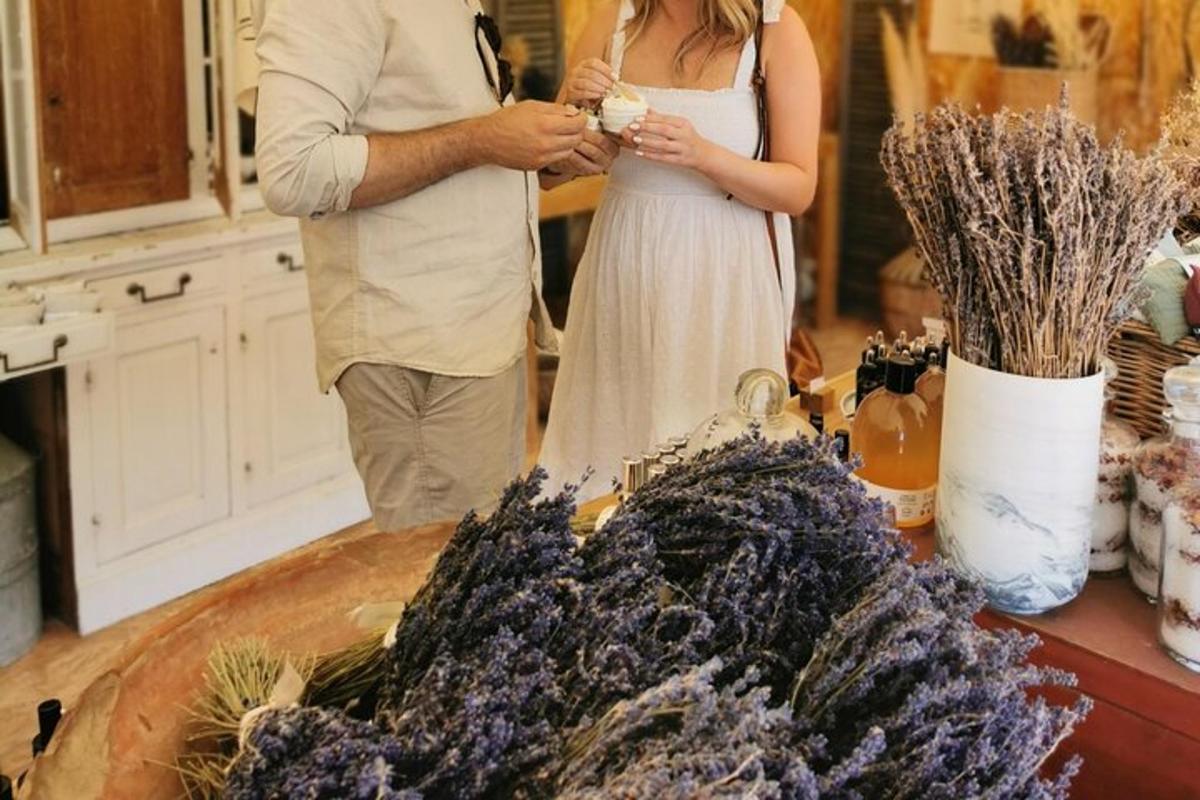 Un hombre y una mujer de pie en una cocina junto a un ramo de lavanda.