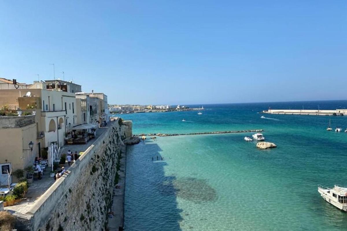 μια θέα ενός ποταμού με βάρκες στο νερό