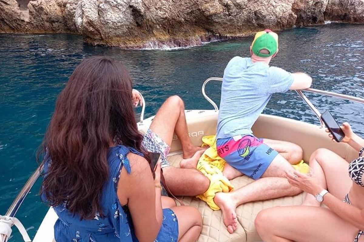 一群人在水中的船上
