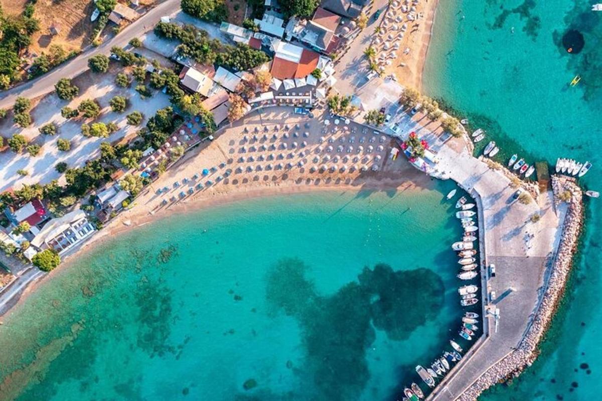 une vue aérienne d'une plage avec un groupe de bateaux