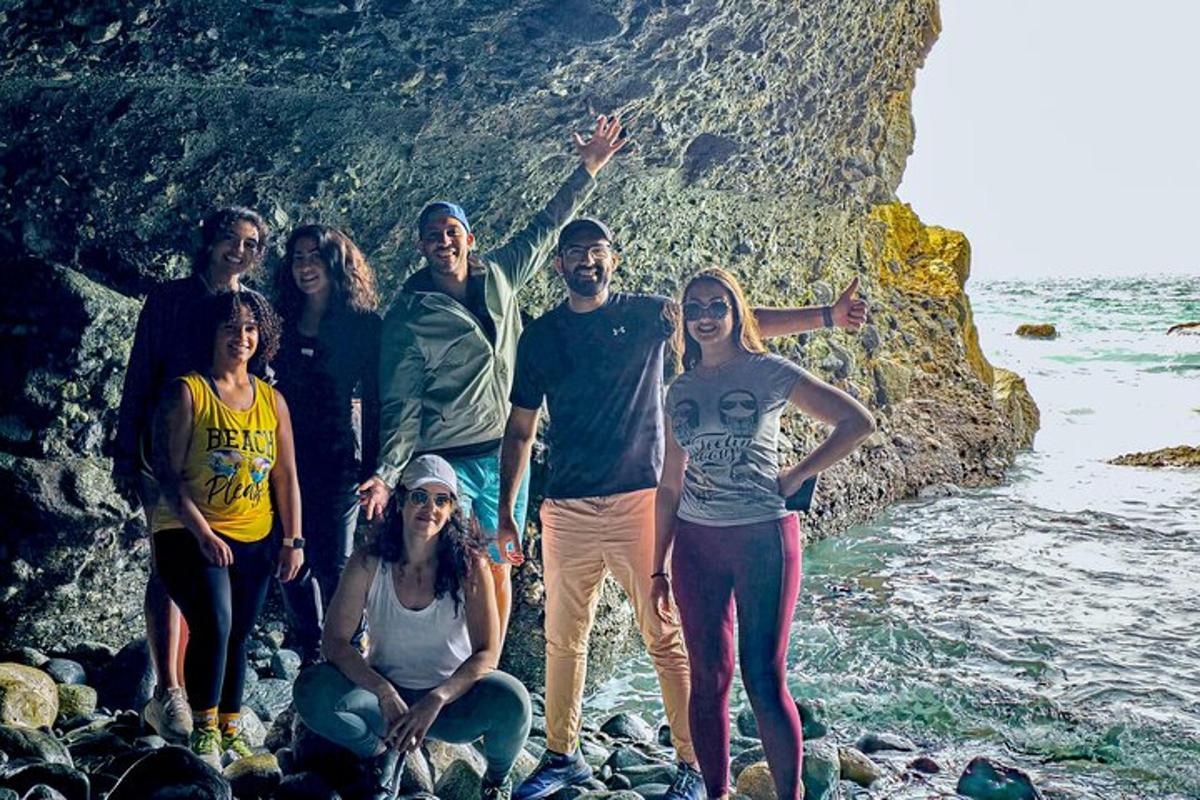 isang grupo ng mga tao na nagpa-picture sa beach