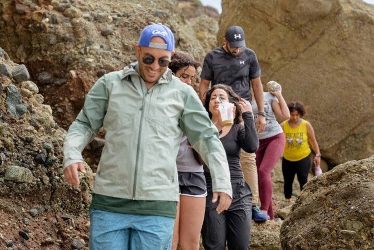 un grupo de personas caminando por un sendero rocoso