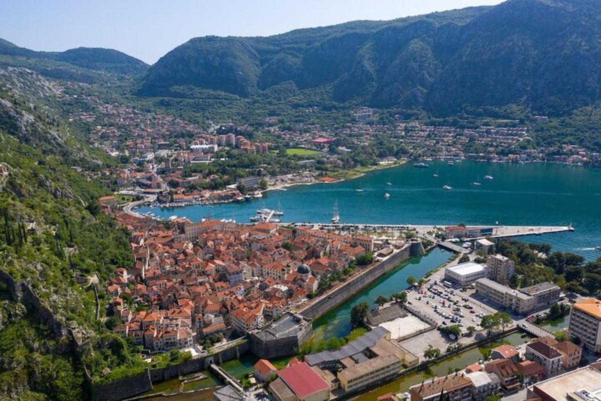 una vista aèria d'una ciutat al costat d'una massa d'aigua