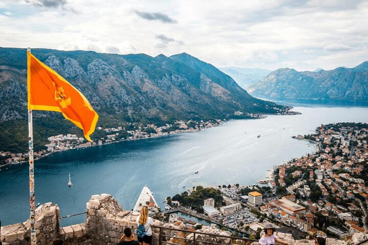 una bandera groga a la part superior d'un castell amb un llac