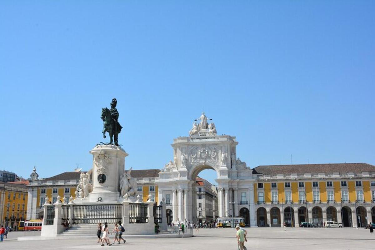 um grande edifício com uma estátua na frente
