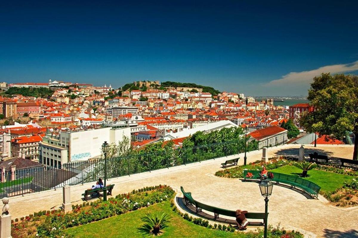 uma vista de uma cidade com um banco e edifícios