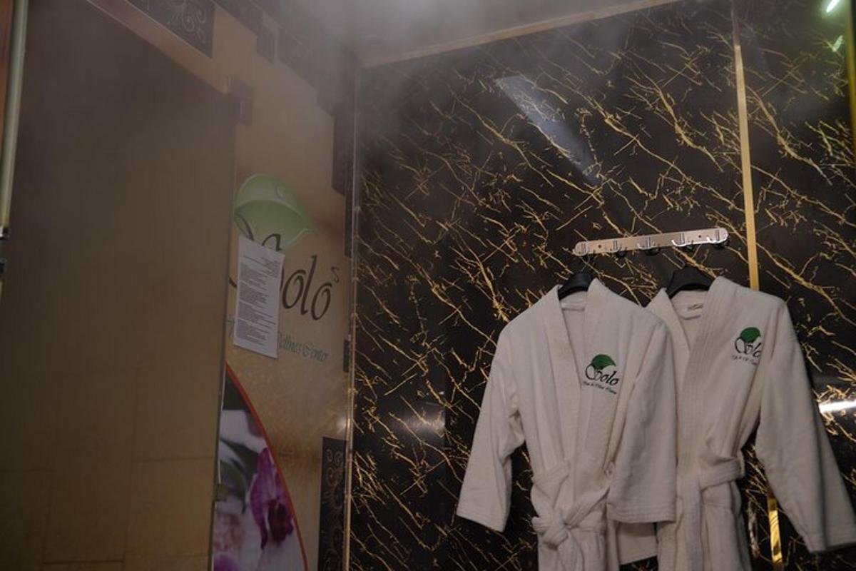 un parell de jaquetes blanques penjades a la paret