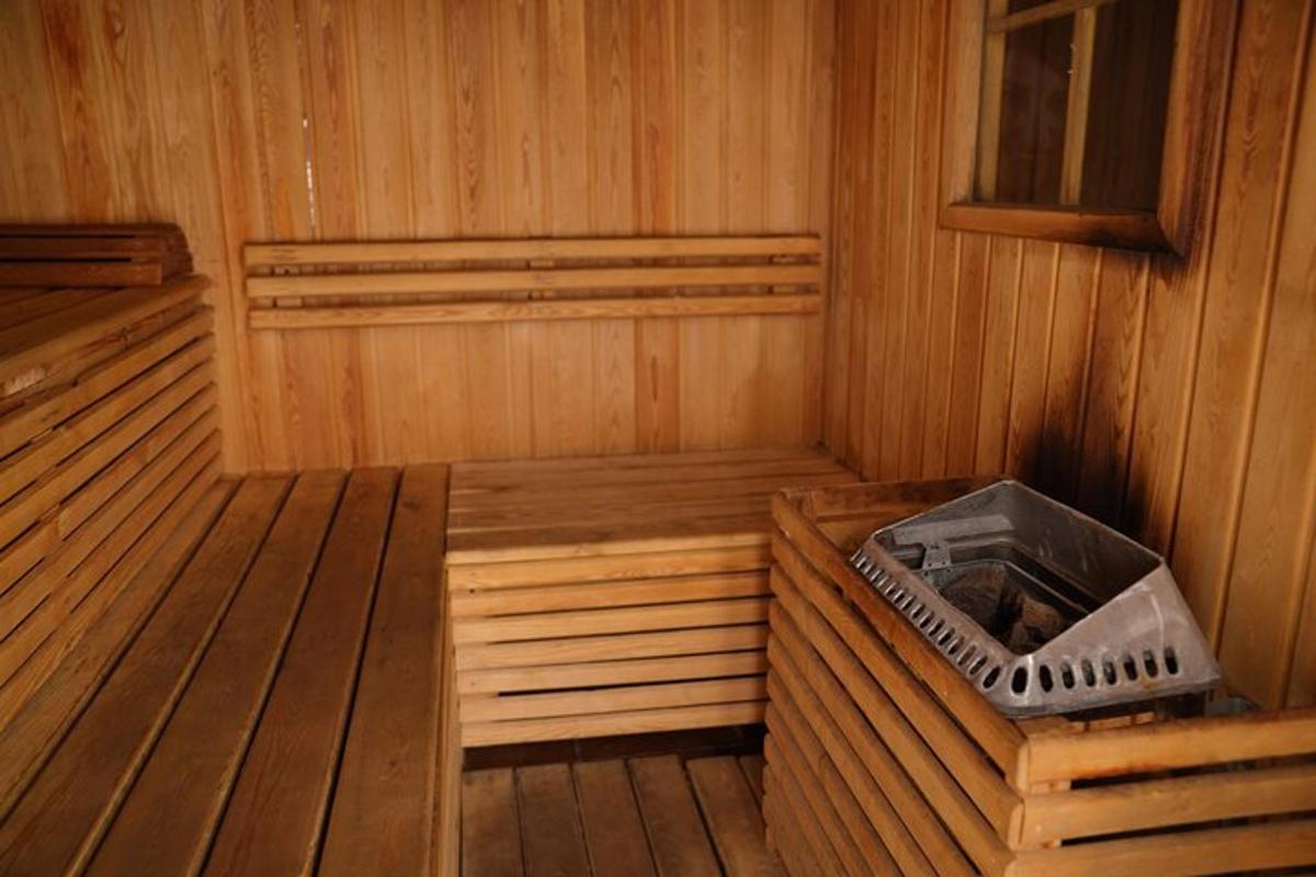 l'interior d'una sauna de fusta amb banyera