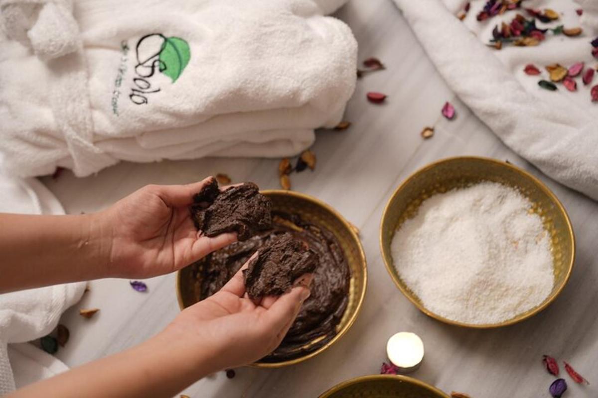 een persoon die een chocoladekoekje in een kom eet