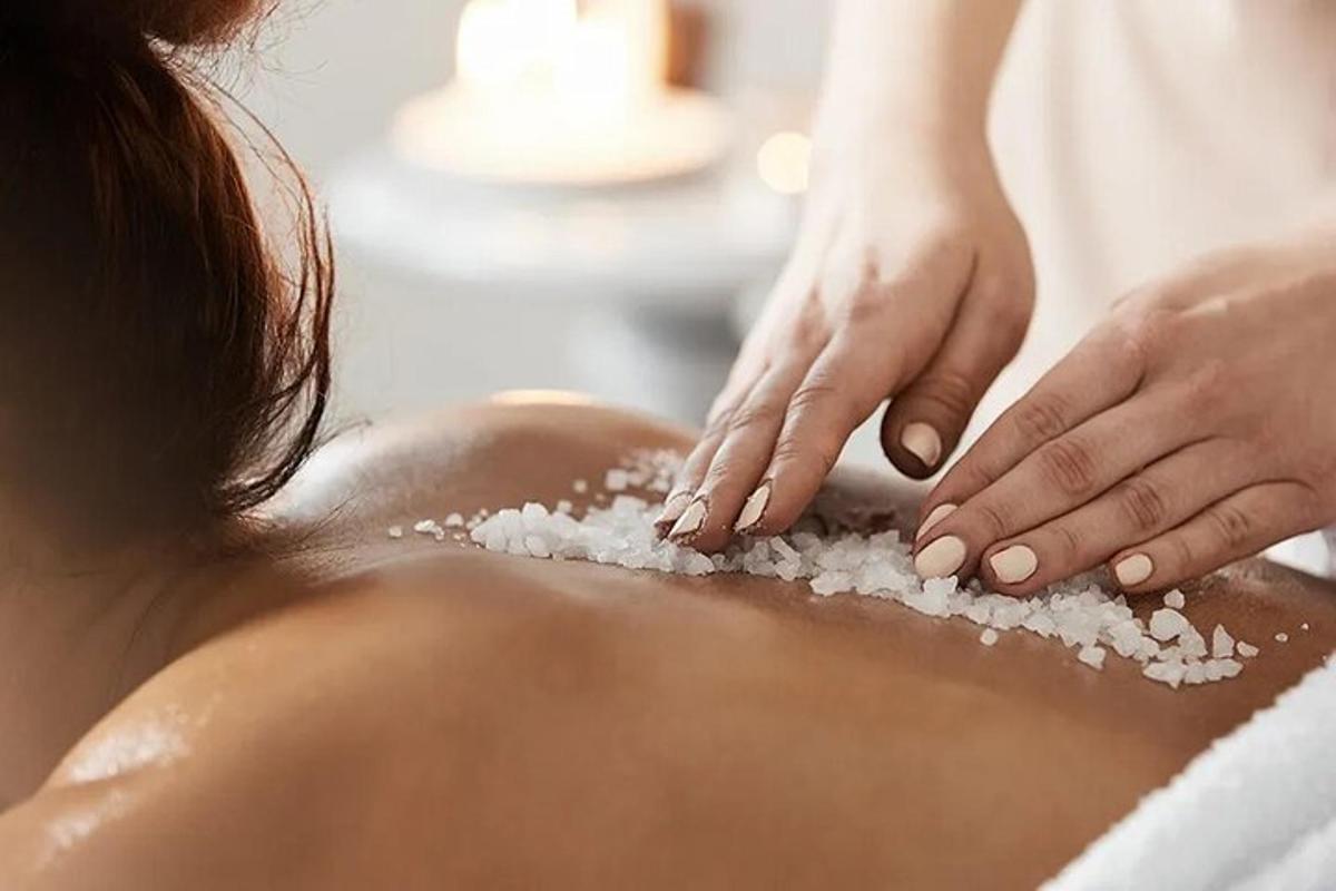 een vrouw die haar rug laat wassen met zeezout