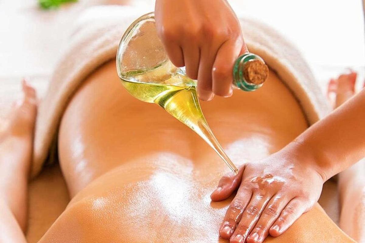 một người phụ nữ trong bồn tắm với một ly rượu sâm panh