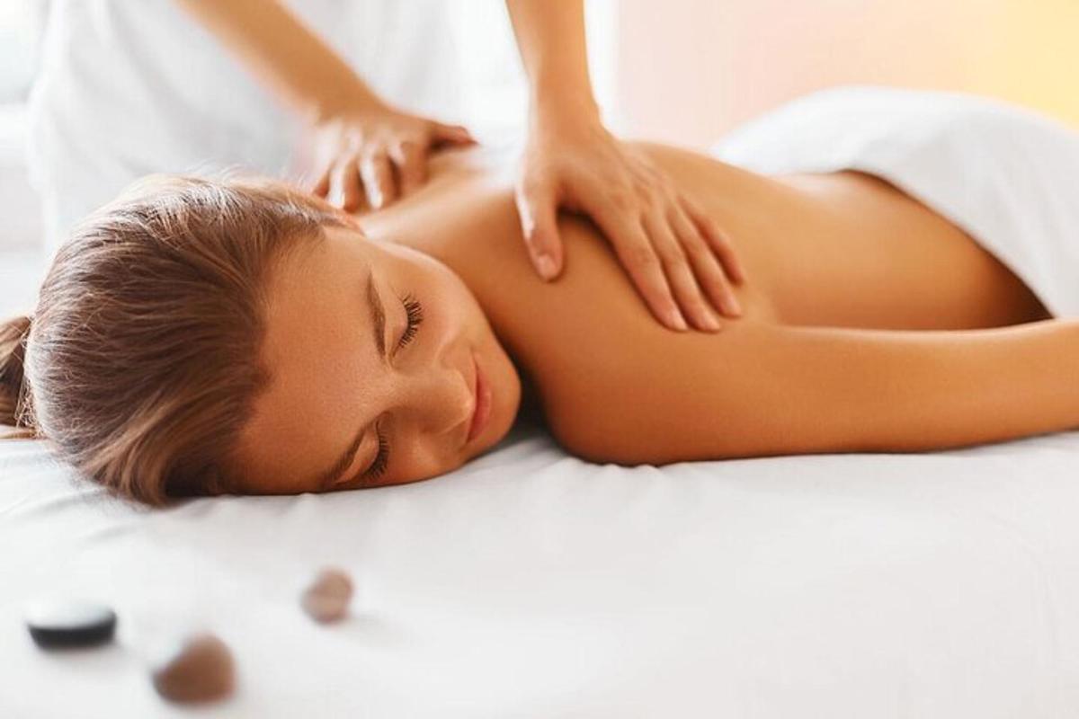 một người phụ nữ đang được một chuyên gia trị liệu mát-xa