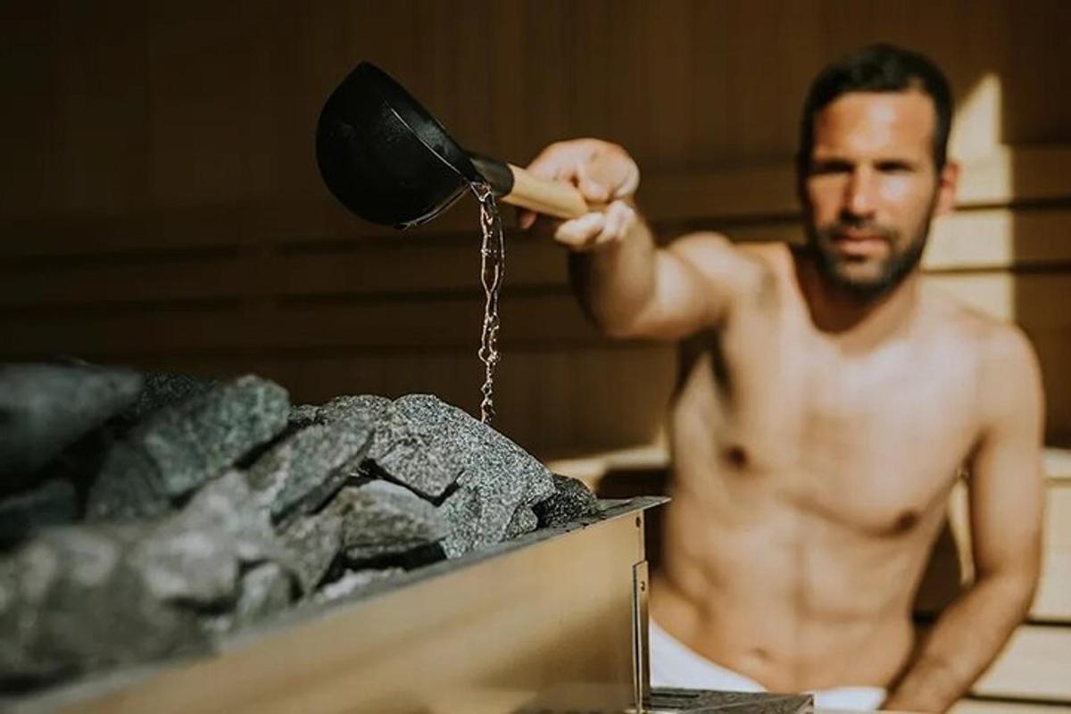 en mand i et badekar, der holder en børste