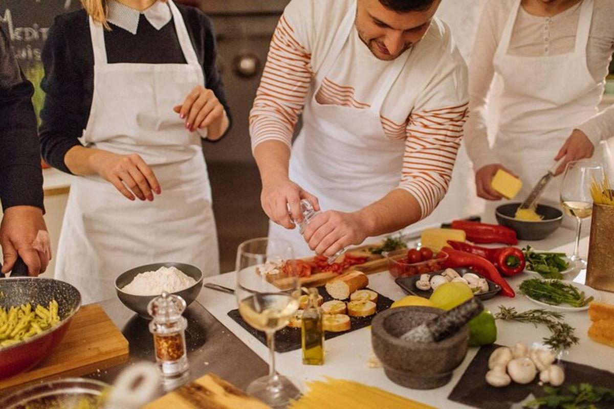 Un grupo de personas en una cocina preparando comida.