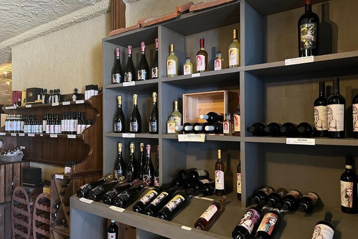 Un montón de botellas de vino en los estantes de una tienda.